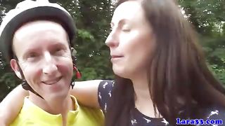 Британскую мамашу в чулках трахнули в жопу