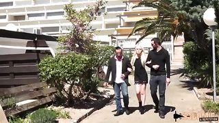 Два брутальных бандита трахают хрупкую блонду на улице, а затем и у себя дома