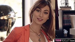 Худенькая студентка с маленькими сисечками учится сосать хер и сношаться в пизду