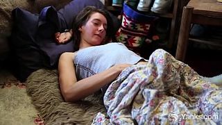 Тёлка перед подругой натирает мохнатку пальчиками и дрочит длинный страпон